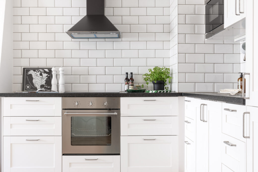 Black and white kitchen, representing the importance of selecting the best countertop and backsplash combinations.