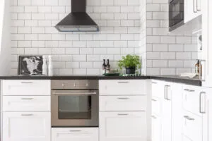 Black and white kitchen, representing the importance of selecting the best countertop and backsplash combinations.